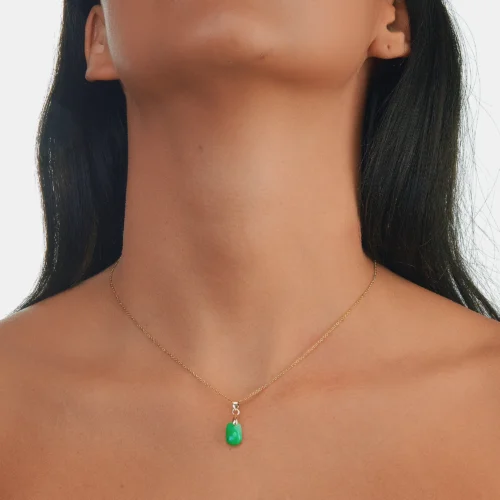 collier en jade vert forme de goutte