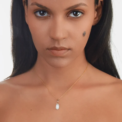 collier en jade blanc forme de goutte