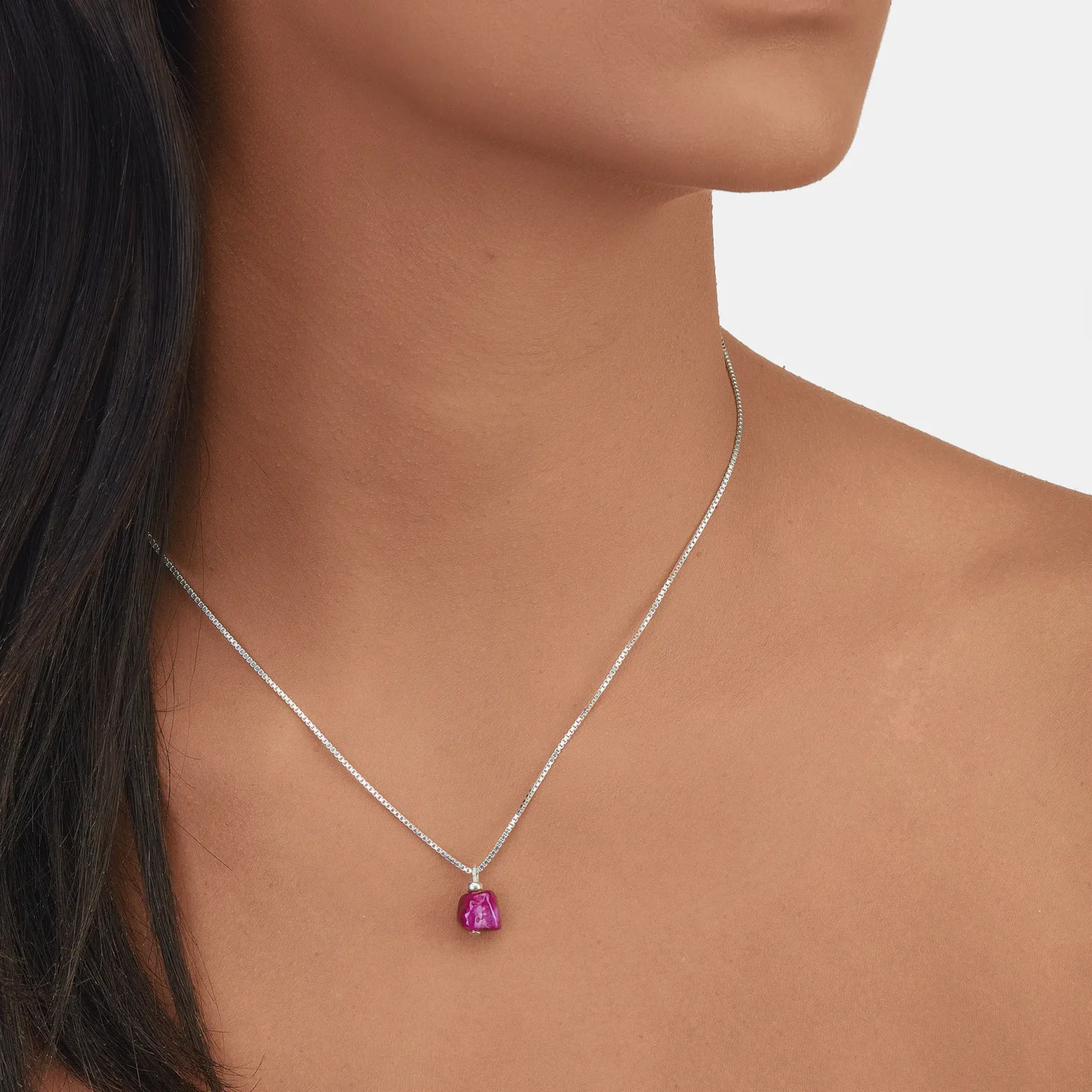 collier en rubis brut avec chaine en argent